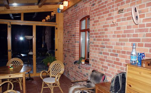 Przeszkolona weranda (ogród zimowy) ogrzewana jest ogrzewaniem podłogowym zasilanym przez pompę ciepła. Do zapewnienia w tym pomieszczeniu odpowiedniej temperatury potrzeba szacunkowo do 6,5 kW. Możnaby zmniejszyć tę wartość dzięki prawidłowemu zamontowaniu okien oraz uszczelek