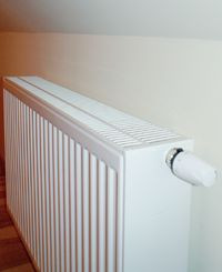 Grzejniki w pomieszczeniach na poddaszu zainstalowane są zarówno na ścianach kolankowych, jak i na szczytowych