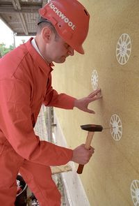 Wełna mineralna, w przeciwieństwie do styropianu jest paroprzepuszczalna.