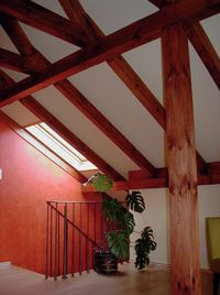 Adaptując poddasze izolację cieplną można ułożyć od zewnątrz, dzięki czemu pomieszczenia będą wyższe