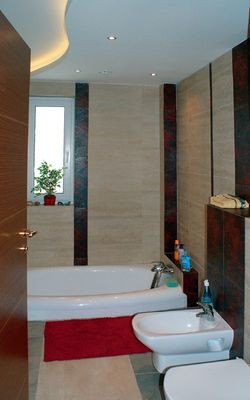 Łazienka rodziców z wanną wpuszczoną w podłogę