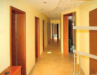 Układ pomieszczeń w domu jest bardzo prosty. Korytarz jest osią domu, która rozdziela go na część nocną i dzienną