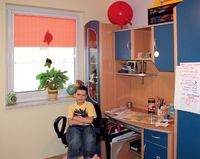 Szymon jest dumny ze swojego pokoju, ale i tak dużo czasu spędza, bawiąc się w ogrodzie zimowym