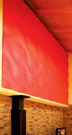 Ozdobny ekran w salonie pokryty jest metaliczną farbą. Kiedy padają na nią promienie światła, na jej powierzchni pojawiają się świetlne refleksy