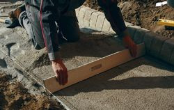 Kształtowanie warstwy podsypki według wyznaczonego poziomu