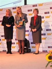 Małgorzata Lubczyńska Dyrektor Marketingu firmy Blachy Pruszyński odbiera nagrodę Acanthusa Aureusa