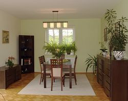 Jadalnia jest połączona z salonem, ale kuchnię właścicielka wolała całkowicie oddzielić. Strefie dziennej służy zwrócenie w stronę południa. Dla pani domu, kochającej słońce, to rozwiązanie było najbardziej pożądane. Bardzo się sprawdza