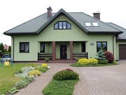 W czasie adaptacji projektu wyjściowego budynek zyskał garaż (wzdłuż wschodniego boku) oraz taras (wzdłuż zachodniego). Dla lepszej proporcji budynku, obie „przybudówki” celowo mają takie same wymiary – 4 × 6 m. Ale dziś już wiadomo, że garaż powinien być znacznie większy