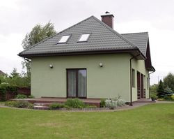 Właściciele żałują, że wylali betonowe fundamenty i płytę pod tarasem, a potem wykończyli płytami gresu (jednak są śliskie). Lepiej było po prostu usypać łagodną ziemną skarpę, a płytę utwardzić kostką (granitową). Bez względu na wykończenie, z tarasu mają piękne widoki na zachodzące słońce