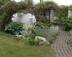 Budynek ogrzewany jest gazem płynnym. Ogromny zbiornik na gaz nie dekoruje posesji, więc wszyscy właściciele posesji starają się go zazwyczaj ukryć. Dorota i Paweł zbudowali nad nim ażurową metalową pergolę, przy której posadzili glicynię. Zbiornik zasłania również kolorowa kompozycja bylin