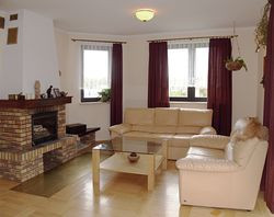 Wnętrza utrzymano w ciepłej kolorystyce. Podłogi na parterze i poddaszu (oprócz łazienek, kuchni i wiatrołapu) wyłożono jasną klepką z drewna jesionowego. – Kierowałam się estetyką, a nie funkcjonalnością – przyznaje pani Dorota. – W następnym domu na parterze zastosuję kamień