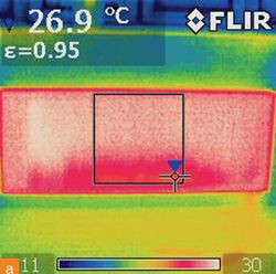 Prawidłowo działający grzejnik płytowy z podłączeniem dolnym - kamera termowizyjna