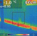 Fundament budynku wykazujący dużą emisyjność ciepła - kamera termowizyjna