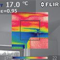Złe zaizolowanie sufitu na połączeniu ze ścianą - kamera termowizyjna