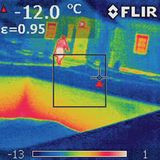 Budynek na zewnątrz - widok na basen bez wody - kamera termowizyjna