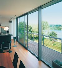 Duże przeszklenia są efektowne, ale jeśli nie zamontujemy dla nich osłon to latem staną się utrapieniem