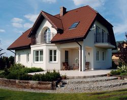 Wykusz na zachodniej elewacji oraz okno z łukiem dekoruje budynek. Przez duże okna do jego wnętrza wpada dużo światła. Jasne elewacje, białe okna kontrastują z brązowym dachem (pokrytym dachówką cementową) i barierkami na balkonach