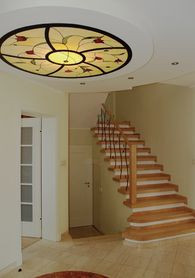 Sień ozdabia witrażowy plafon na suficie. Drewniane drzwi oraz schody wykonano na zamówienie. Wykończenie budynku musiało być trwałe i estetyczne, w stonowanej kolorystyce