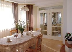 W projekcie kuchnia była połączona z jadalnią i salonem, ale właściciele oddzielili ją szklanymi drzwiami. Otwarta kuchnia nie sprawdziła się w poprzednim mieszkaniu. Obecnie zapachy nie przenikają do pomieszczeń dziennych, a szklane drzwi nie zabierają światła ani przestrzeni