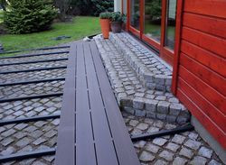 Deski wsparte na legarach