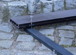 Przytwierdzanie deski za pomocą klipu i wkrętu