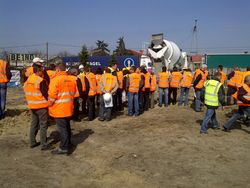 Pokaz wylewania fundamentów przy zastosowaniu innowacyjnego betonu samozagęszczalnego AGILIA&#8482; FUNDAMENTY