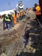 Pokaz wylewania fundamentów przy zastosowaniu innowacyjnego betonu samozagęszczalnego AGILIA&#8482; FUNDAMENTY