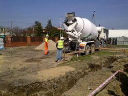 Pokaz wylewania fundamentów przy zastosowaniu innowacyjnego betonu samozagęszczalnego AGILIA&#8482; FUNDAMENTY