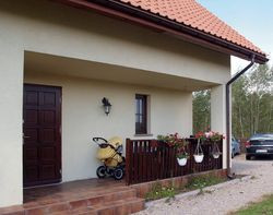 Budynek ma najprostszą z możliwych bryłę. Jedyna wnęka znajduje się przy głównym wejściu i pełni funkcję zadaszonego ganku. Przestrzeń otwartego ganku odgradza tylko ażurowy drewniany płotek. Latem pani Marta wiesza na nim donice z kwiatami