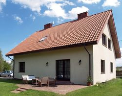 Strefa na tyłach domu z widokiem na rozległy trawnik jest ulubionym miejscem wypoczynku rodziny. Dlatego w trakcie rozbudowy budynku właściciele zamierzają rozwiązać problem zadaszenia tarasu o powierzchni 20 m2. Jego płytę długo nagrzewa słońce, więc niekiedy jest to uciążliwe