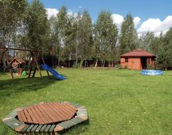 Za domem na trawniku powstał plac zabaw. Dzieci mogą bawić się w piaskownicy, na huśtawkach, w altanie. Rodzice myślą także o zbudowaniu dla nich w przyszłości domku na drzewie. Takie są zalety posiadania przydomowego ogrodu