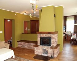 Pani Marta ceni sobie tradycję i solidność. Podłoga z dębowych desek jest olejowana. Na początku kominek miał otwarte palenisko, obecnie jednak wypełnia je żeliwny wkład, wyposażony w system dystrybucji ciepłego powietrza (po całym poddaszu). Dzięki temu jest sprawniejszy