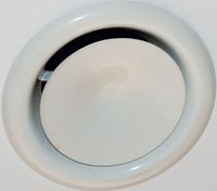 Jeden z anemostatów znajdujący się w części mieszkalnej domu. System wentylacyjny obsługuje bowiem nie tylko pomieszczenie basenowe, ale również pozostałą część budynku