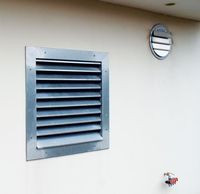 Czerpnia dla powietrznej pompy ciepła o mocy 33 kW znajduje się w ścianie pomieszczenia gospodarczego, które zostało dobudowane do garażu