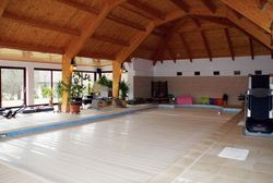 W czasie, kiedy basen nie jest używany, powierzchnia wody przesłonięta jest roletą. Zapobiega to nadmiernemu parowaniu