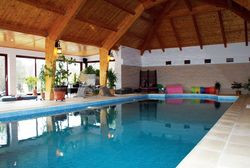 W czasie, kiedy basen nie jest używany, powierzchnia wody przesłonięta jest roletą. Zapobiega to nadmiernemu parowaniu