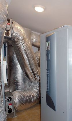 Powietrzna pompa ogrzewająca wodę basenową oraz pomieszczenie, w którym znajduje się basen, to Alpha InnoTec LW 330 o mocy 33 kW. Ustawiona jest w pomieszczeniu gospodarczym przylegającym do garażu