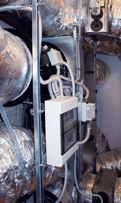 Główne elementy systemu wentylacyjnego z wymiennikiem spiralnym również zostały umieszczone w pomieszczeniu gospodarczym przy garażu