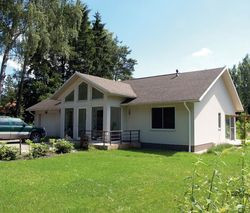 Budynek przypomina typowe budownictwo amerykańskie. Jest parterowy i jak tysiące domów w Ameryce Północnej ma dach pokryty gontem bitumicznym. Wykończenie elewacji akrylowym tynkiem zamiast sidingiem sprawia, że pasuje do krajobrazu Mazowsza