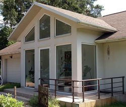 Polskim elementem w bryle budynku jest ganek w formie ogrodu zimowego. Jego budowę doradziła autorka projektu. Przydaje się szczególnie w czasie chłodnych miesięcy, bo wychwytuje zachodnie wiatry. Dobrze też pełni funkcję szatni