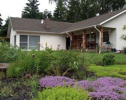 Bryła w kształcie litery „L” uwidacznia się z tyłu budynku. Wypoczynkowa strefa skierowana jest na wschód i południe. Składa się z odkrytej płyty tarasowej dostępnej z salonu oraz zadaszonego drewnianego tarasu z miejscem do spożywania posiłków