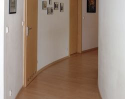 Korytarz, biegnący na granicy pomieszczeń prywatnych i dziennych, oddzielają półokrągłe ściany. Pokoje prywatne i korytarz znajdują się nieco wyżej niż strefa dzienna. Zróżnicowanie poziomów podłogi to drugi, po krzywiźnie ścian, ciekawy zabieg architektoniczny we wnętrzach