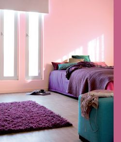 W sypialni i pokoju dziennym można zastosować dowolną farbę do ścian