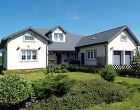 O wyborze projektu zadecydowała zewnętrzna bryła i wielkość budynku. To był najładniejszy dom, jaki znaleźli w katalogach Marta i Łukasz, i na jaki było ich stać. Od strony frontu zrezygnowali z wykuszu w kuchni, dzięki czemu reprezentacyjna elewacja stała się nieco skromniejsza