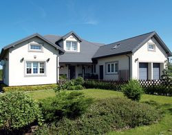 O wyborze projektu zadecydowała zewnętrzna bryła i wielkość budynku. To był najładniejszy dom, jaki znaleźli w katalogach Marta i Łukasz, i na jaki było ich stać. Od strony frontu zrezygnowali z wykuszu w kuchni, dzięki czemu reprezentacyjna elewacja stała się nieco skromniejsza