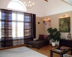 W salonie właściciele zrezygnowali z kominka, ponieważ wiedzieli, że nie będą mieć czasu ani radości z jego używania. Ponadto, nie podobało im się miejsce, gdzie został zaprojektowany. Bez kominka wnętrze okazało się przestronniejsze i łatwiejsze do umeblowania