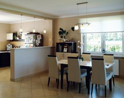 Kuchnia i jadalnia zostały oddzielone bufetem. W projekcie stanowiły całość. Wnętrza dzienne pani Marta zaprojektowała w beżowo-czekoladowej kolorystyce. Od czasu do czasu zmienia zasłony, dywany, poduszki, kwiaty – wszystko po to, by przestrzeń się zmieniała i nie znudziła się