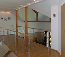 Właściciel samodzielnie wykończył klatkę schodową, której wykonanie fachowcy wycenili na 20 000 zł. Tymczasem materiały kosztowały 5000 zł, a zamontowanie balustrad ze stali nierdzewnej nie okazało się zbyt trudne dla amatora