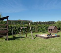 W ogrodzie rodzice zapewnili córeczkom możliwość zabawy i przyjemnego spędzania czasu na powietrzu. Dziewczynki chętnie bawią się w wiklinowym domku, piaskownicy i huśtawkach. Korzystają też z dużej przestrzeni na trawniku