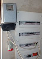 Prowizorycznie zainstalowany dodatkowy licznik energii elektrycznej umieszczony został w garażu, a jego zadaniem jest pomiar kWh zużywanych przez pompę ciepła